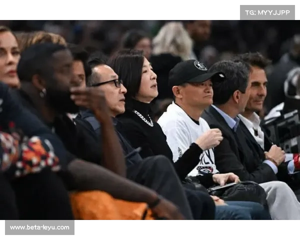 马云现身澳门身穿篮网T恤陪蔡崇信观NBA中国赛引关注